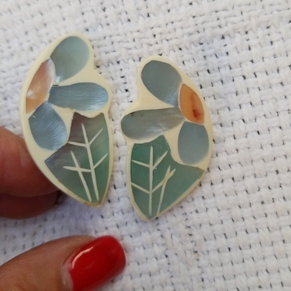 Vintage MOP earrings - Picture 2 of 5